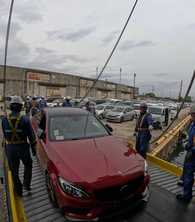 Деликатная погрузка авто наших клиентов на судно типа Ro-Ro. C180 AMG
